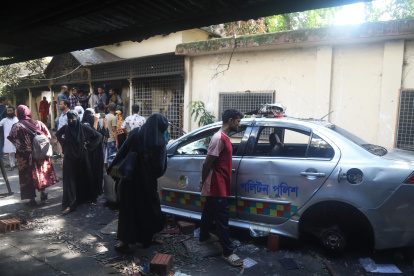 Daca. La gente observa daños en la casa del padre de la exprimera ministra Hasina.
