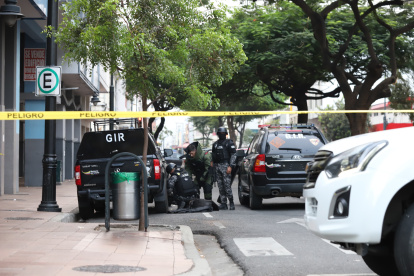 Agentes del Grupo de Intervención y Rescate (GIR) acudieron al sitio para identificar el contenido de la caja.