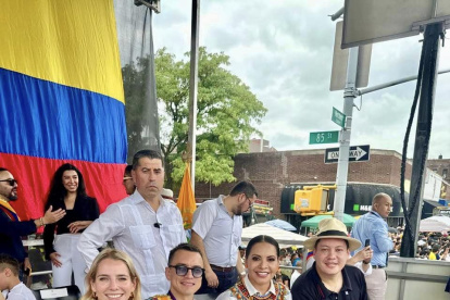 Fiesta. La autoridad electoral y el candidato a la presidencia durante el festival ecuatoriano de Queens, Nueva York.