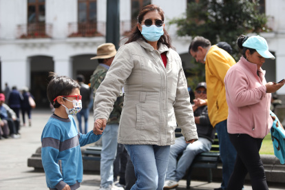 Casos. Los adultos mayores utilizan mascarilla como medida de protección de las enfermedades respiratorias.