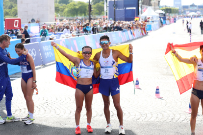 Pintado junto a Glenda Morejón, su dupla para la plata en los relevos mixtos de la marcha en París.