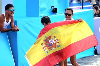 Glenda Morejón rompió en llanto y fue recibida con un abrazo por la española María Pérez, quien ganó el oro. A la izquierda Pintado la esperaba.