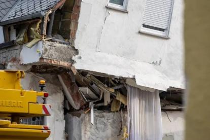Una persona es rescatada del hotel parcialmente derrumbado en Kröv, Alemania.