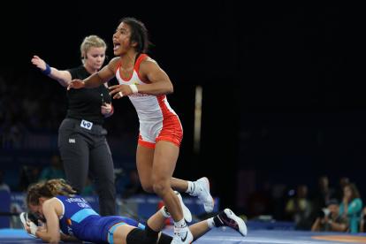 La ecuatoriana cuando era proclamada como vencedora de la semifinal y por ende asegurando medalla en la final de los 53 kg.