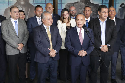 Antichavistas acuden a cita del Supremo para la revisión del resultado electoral