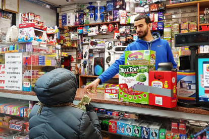 Comercio. Una persona compra en una tienda de Nueva York.