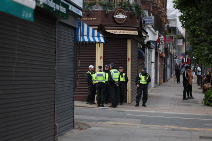 Londres. Agentes de policía se ubican en una zona de negocios cerrados. Se esperan nuevas protestas.