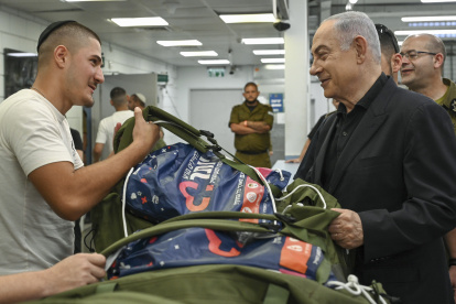 l primer ministro de Israel, Benjamín Netanyahu (2d), visita en la base de Tel Hashomer, cerca de Tel Aviv, a los reclutas del Cuerpo de Blindados y el de Ingeniería de Combate del ejército israelí.