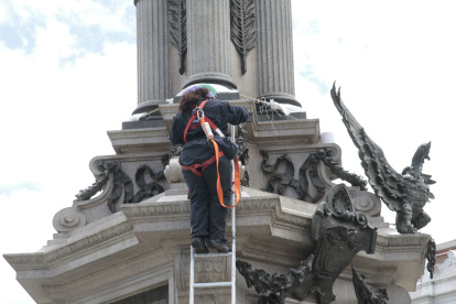 Cuatro técnicos del Instituto Metropolitano de Patrimonio intentan recuperar y reponer los daños y afectaciones que sufrió el Monumento a los Héroes de la Independencia.