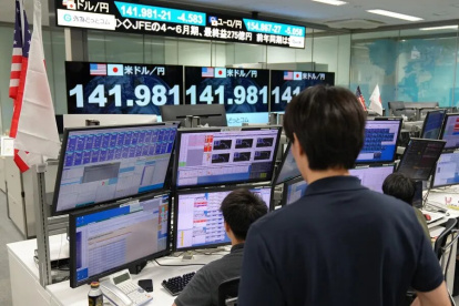 Bolsa.- Personas pendientes del comportamiento de la bolsa de valores.