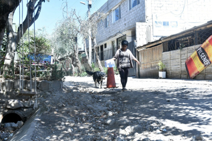 Calle. Huecos y piedrecillas impiden que ciclistas y transeúntes circulen de forma segura.