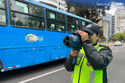 Control. Agentes utilizan el cinemómetro para verificar la velocidad.