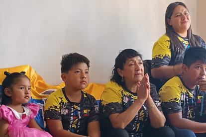 Desde los más pequeños a los mayores de la casa siguieron las carreras de Daniel Pintado