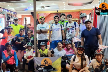 Ciclistas con la bandera en homenaje a Richard Carapaz.