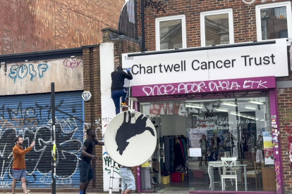 Un grupo de encapuchados sube al tejado con una escalera y se lleva la creación del célebre artista urbano británico conocido como Banksy ante la mirada atónita de los viandantes en un barrio del sureste de Londres.