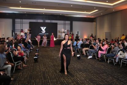 Verónica Saltos con su colección.