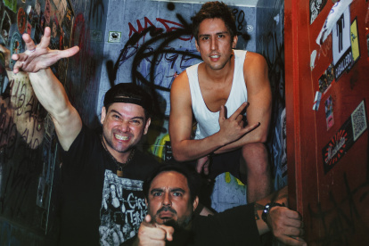 Moncho Villacreses (bajo y voz), Christian "Indio" Freire (guitarra y voces) y Roberto Morla (batería y gritos) forman este nuevo proyecto guayaco.