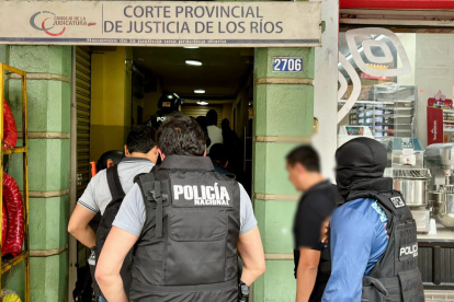 Momento del allanamiento de agentes de la Policía y Fiscalía en la Corte provincial de Justicia de Los Ríos.