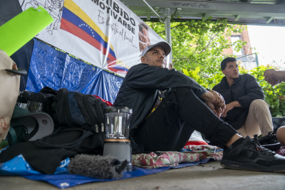 Los venezolanos Franklin Gómez (i), de 33 años, y Daniel Prado (d), de 28 años, se manifiestan durante una huelga de hambre