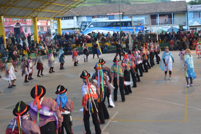 Grupos de hombres y mujeres aparecen en medio de un coliseo disfrazados para representar la danza que da identidad a San José de Poaló.