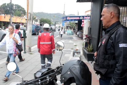 Urdesa. En la calle Guayacanes, la mayoría de locales cuentan con guardianía privada, una de las acciones tomadas ante la inseguridad.