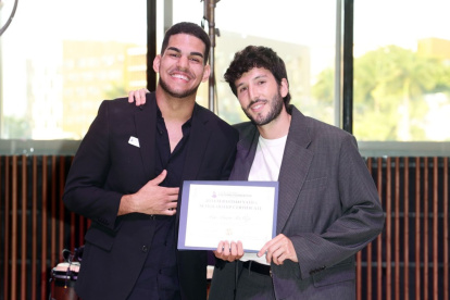 Sebastián Yatra junto con el