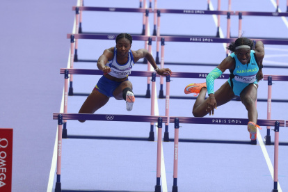 La ecuatoriana Maribel Caicedo junto a Charisma Taylor de Bahamas en semifinales de 100 metros vallas