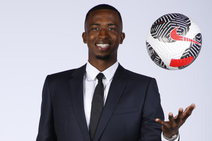 Willian Pacho fue presentado en las páginas del PSG.