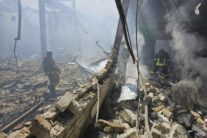 Rescatistas trabajando después de un bombardeo en un centro comercial en Kostiantynivka, región de Donetsk, Ucrania, el 9 de agosto de 2024.