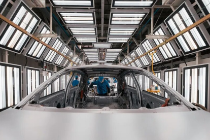 Labor. Un operario en la factoría de BYD en Changzhou (China).