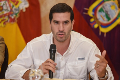 La Fiscalía notificó al ministro Roberto Luque sobre el inicio de una investigación por la contratación de las barcazas.