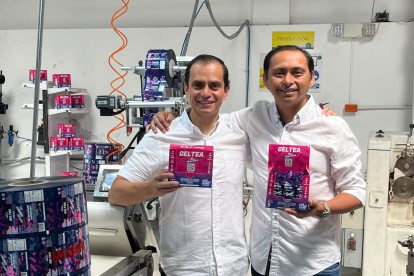 Socios. Paúl junto a Carlos Narváez, sobre quien se apoyó para difundir la marca y sus bondades.