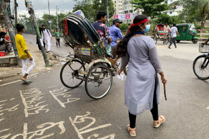 Los habitantes de Daca buscan un viso de normalidad en el primer día del premio Nobel Muhammad Yunus como nuevo jefe del Gobierno interino, tras semanas de violencia.