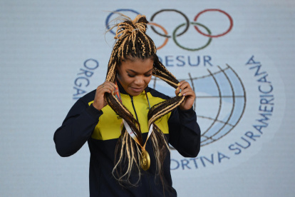 Angie Palacios Dajomes, medalla de oro, posa en el podio de levantamiento de pesas 76kg femenina en los Juegos Suramericanos 2022 que se realizan en Asunción (Paraguay).
