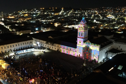 Cientos de asistentes llegaron al Casco Colonial para participar de esta puesta en escena en el inicio del feriado del 10 de Agosto.