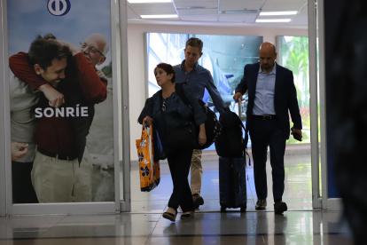 Aeropuerto. Una viajera llegando de Quito a Guayaquil lleva en su mano una funda con panes Cyrano.