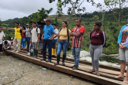 Reunión de apoyo. Diferentes miembros de la comunidad del recinto Guachal se reunieron para organizarse y salir a cazar a la ‘bestia voladora’.