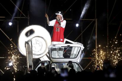 El cantante colombiano J Balvin canta durante la presentación de su nuevo disco Rayo desde Medellín.