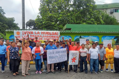 Protesta. Los obreros se encuentran en los exteriores de la Ciudadela Municipal de Quevedo.