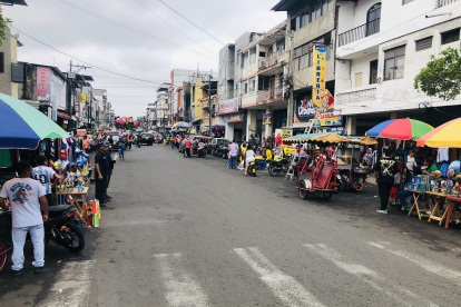 Desorden. Este es el panorama que prevalece en varias calles del centro: comedores ambulantes que traban la circulación.