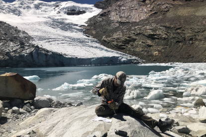 Un investigador recoge una muestra de lecho rocoso del glaciar Queshque, en los Andes peruanos.
