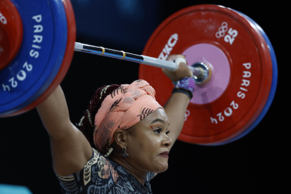 Paris (France), 10/08/2024.- Neisi Patricia Dajomes Barrera of Ecuador competes in the Women 81kg category of the Weightlifting competitions in the Paris 2024 Olympic Games, at the South Paris Arena in Paris, France, 10 August 2024. (Francia) EFE/EPA/MAST IRHAM