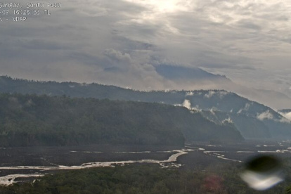 El volcán Sangay ha emitido material incandescente, ceniza y gases en las últimas horas.