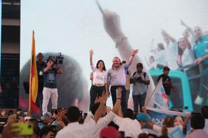 Luisa González y Diego Borja saludaron a la militancia del correísmo.