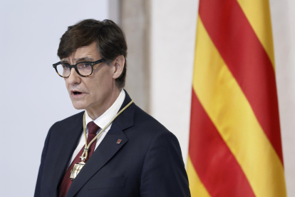 El presidente electo de la Generalitat, Salvador Illa, pronuncia un discurso durante su acto de toma de posesión este sábado en Barcelona.