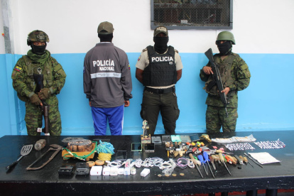 En la cárcel de Imbabura se decomisó la mayor parte de artículos prohibidos, según informaron las Fuerzas Armadas.