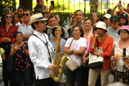 Ciudadanos se reunieron para ver el espectáculo.