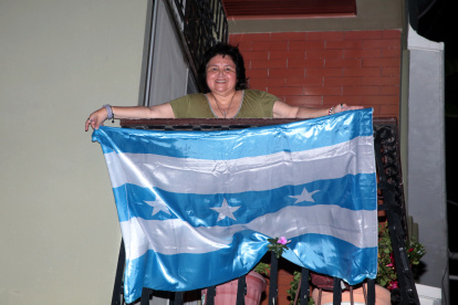 9 de Octubre. Los moradores de la ciudadela muestran sus banderas con orgullo, pese a la inseguridad.