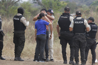 muertos puente luciaCon abrazos y palabras de consuelo, los parientes se apoyaban mutuamente.