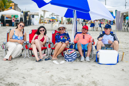 Turistas visitando las playas de Esmeraldas.